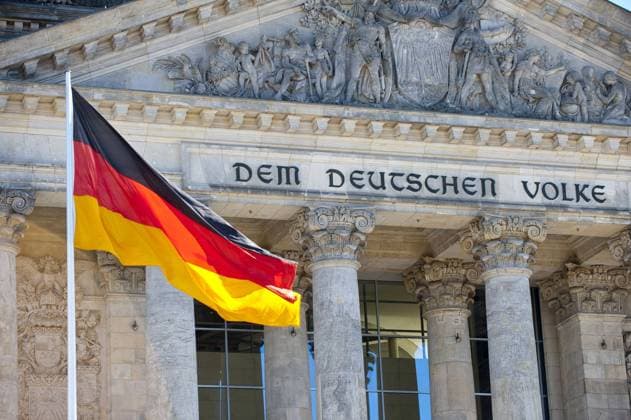 Aufschrift auf dem Berliner Reichstags Dem Deutschen Volke , Deutschlandflagge, Deutschland, Berlin Inscription at the Reichstag building Berlin Dem Deutschen Volke , German flag, Germany, Berlin BLWS654778 *** Inscription on the Berlin Reichstag Dem Deutschen Volke , German flag, Germany, Berlin Inscription at the Reichstag building Berlin Dem Deutschen Volke , German flag, Germany, Berlin BLWS654778 Copyright: xblickwinkel McPHOTO B.xLeitnerx