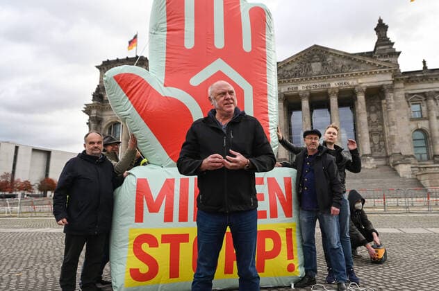 Mit einer vier Meter hohen Hand vor dem Berliner Reichstag am Donnerstag (21.10.2021) hat ein Buendnis aus Initiativen, Organisationen und dem Deutschen Gewerkschaftsbund seine Forderung nach einem bundesweiten Stopp von Mieterhoehungen bekraeftigt. (Foto: Ulrich Schneider (M.), Hauptgeschaeftsfuehrer des Deutschen Paritaetischen Wohlfahrtsverband und Lukas Siebenkotten (l.), Praesident Deutscher Mieterbund). Neben einem allgemeinen Stopp fuer Mieterhoehungen verlangt das Buendnis Unterstuetzung fuer Anbieter von Wohnungen zu fairen Preisen wie Genossenschaften. Ferner dringt die Kampagne auf den Bau bezahlbarer Mietwohnungen, ein soziales Bodenrecht zur Eindaemmung steigender Bodenpreise und die Einfuehrung von Wohnungsgemeinnuetzigkeit. ( Copyright: epd-bild ChristianxDitsch EDITORIAL USE ONLY
