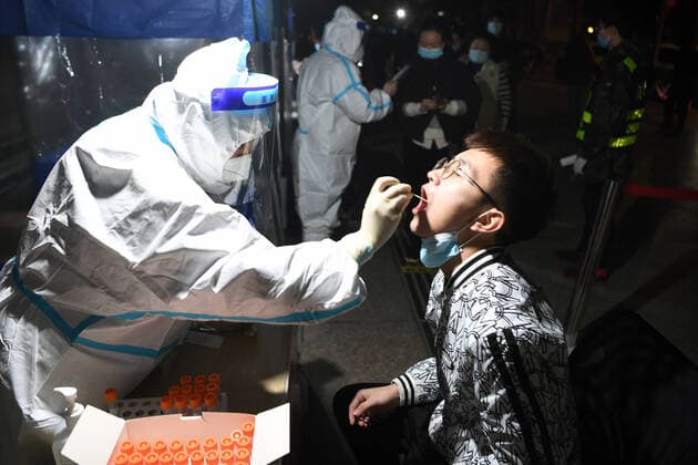 (211021) -- LANZHOU, Oct. 21, 2021 -- A medical worker collects swab samples at a nucleic acid testing site in Chengguan District of Lanzhou City, northwest China s Gansu Province, Oct. 21, 2021. As of 8 p.m. Wednesday, Lanzhou has registered a total of eight locally transmitted confirmed COVID-19 cases and one asymptomatic case since new local infections were reported. Local authorities set up hundreds of nucleic acid testing sites to provide 24-hour testing services for the residents. ) CHINA-GANSU-LANZHOU-COVID-19-MEASURES (CN) FanxPeishen 