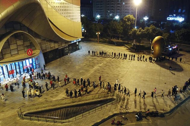 (211021) -- LANZHOU, Oct. 21, 2021 -- Aerial photo taken on Oct. 21, 2021 shows citizens queuing up at midnight at a nucleic acid testing site in Chengguan District of Lanzhou City, northwest China s Gansu Province. As of 8 p.m. Wednesday, Lanzhou has registered a total of eight locally transmitted confirmed COVID-19 cases and one asymptomatic case since new local infections were reported. Local authorities set up hundreds of nucleic acid testing sites to provide 24-hour testing services for the residents. ) CHINA-GANSU-LANZHOU-COVID-19-MEASURES (CN) FanxPeishen 