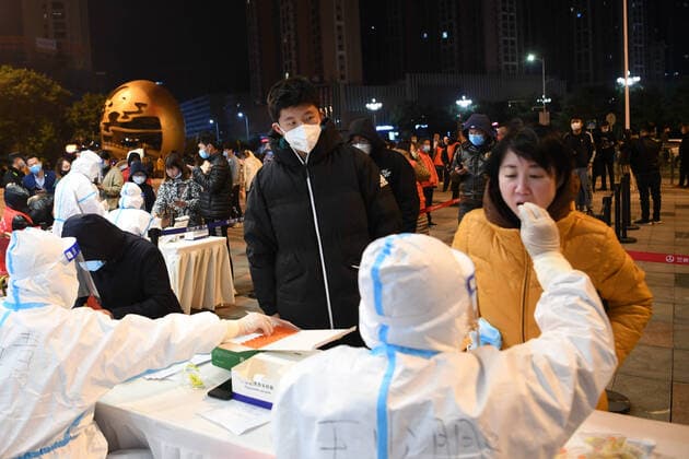 (211021) -- LANZHOU, Oct. 21, 2021 -- Medical workers work overnight collecting swab samples at a nucleic acid testing site in Chengguan District of Lanzhou City, northwest China s Gansu Province, Oct. 21, 2021. As of 8 p.m. Wednesday, Lanzhou has registered a total of eight locally transmitted confirmed COVID-19 cases and one asymptomatic case since new local infections were reported. Local authorities set up hundreds of nucleic acid testing sites to provide 24-hour testing services for the residents. ) CHINA-GANSU-LANZHOU-COVID-19-MEASURES (CN) FanxPeishen 