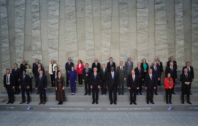 Bilder des Jahres 2021, News 10 Oktober News Themen der Woche KW42 News Bilder des Tages (211021) -- BRUSSELS, Oct. 21, 2021 -- Attendees pose for a group photo during a meeting of NATO defense ministers at the NATO headquarters in Brussels, Belgium, Oct. 21, 2021. ) BELGIUM-BRUSSELS-NATO-DEFENCE MINISTERS-MEETING ZhengxHuansong 