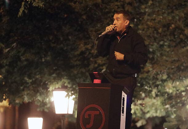 20.10.2021 Sachsen Anhalt Sachsen-Anhalt Foto: Demonstration des Rechtsextremist Sven Liebich am August Bebel Platz und Protest Gegendemo Gegendemonstration der Linken Linksextremismus Linksextremisten Antifa Vermummte Randale randalieren Polizei Schutzpolizei Polizeikette Polizeiabsperrung Foto Sven Liebich *** 20 10 2021 Saxony Anhalt Saxony Anhalt Photo Demonstration of the right-wing extremist Sven Liebich at August Bebel Platz and protest Counter-demo Counter-demonstration of the left Left-wing extremism Left-wing extremists Antifa Hooded rioters rioting police Protective police police chain police cordon photo Sven Liebich