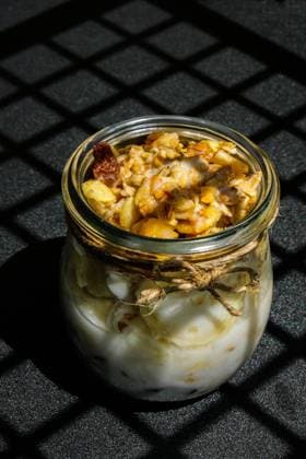 IMAGO Creative: Clickbait, Rezepte und Kochen Healthy breakfast. Oatmeal Granola with greek yogurt and nuts banana muesli in jars on dark background. Trendy shadows Vegan, vegetarian and weight loss diet concept. Detox menu. Healthy breakfast. Oatmeal Granola with greek yogurt and nuts banana muesli in jars on dark background. Trendy shadows Vegan, vegetarian and weight loss diet concept. Detox menu. Healthy eating food Copyright: xx 38510184