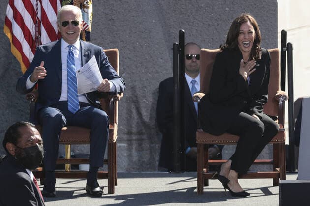 Bilder des Jahres 2021, News 10 Oktober News Themen der Woche KW42 News Bilder des Tages President Joe Biden and Vice President Kamala Harris reacts during a light moment at a ceremony marking the 10th Anniversary of the dedication of the Martin Luther King, Jr. Memorial near the Tidal Basin on the National Mall on Thursday, October 21, 2021 in Washington, DC.  WASP20211021110 OliverxContreras