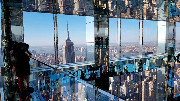 Bilder des Jahres 2021, News 10 Oktober News Themen der Woche KW42 People look at the city from the new Summit viewpoint, located on the 91st floor of the One Vanderbilt skyscraper in New York, USA, 21 October 2021. The brand new One Vanderbilt skyscraper, which rises 427 meters in the heart of the New York district of Manhattan, inaugurated this Thursday a kaleidoscopic viewpoint on its 91st floor, where the fascinating views of the city are reflected in the mirrors that line all the rooms , repeating to infinity the sky, the city and the visitors. New York never tires of looking at itself from above !ACHTUNG: NUR REDAKTIONELLE NUTZUNG!  Copyright: xJorgexFuentelsazx USA2799 20211021-bab4e4acd664936ecd89f074d27893b18f394d2f