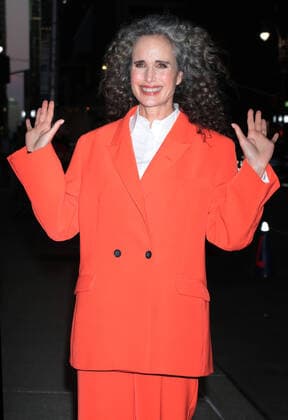 Bilder des Jahres 2021, Entertainment 10 Oktober Entertainment Themen der Woche KW42 Entertainment Bilder des Tages NEW YORK, NT- October 21: Andie MacDowell seen at The Late Show With Stephen Colbert in New York City on October 21, 2021. Copyright: xRWx