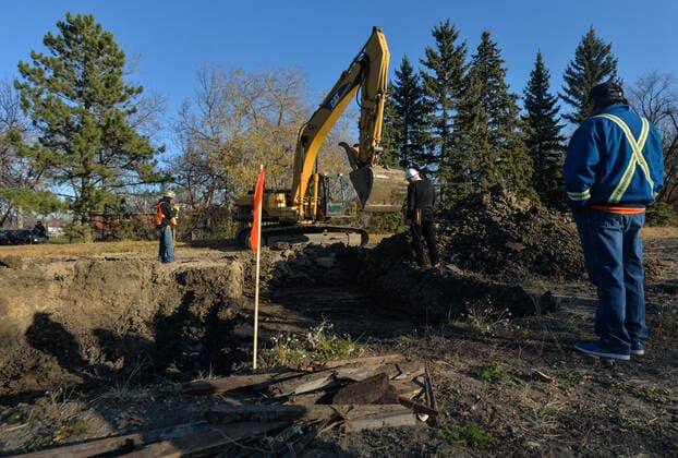 Excavation Resumes At Edmonton s Former Indian Hospital Excavation crews, observed by members of the First Nations, investigating one of the 21 spots of interest at the site of the former Camsell Hospital. Second phase of excavation work began today at the site of the former Charles Camsell Hospital, the Edmonton facility that for decades was used to treat Indigenous people with tuberculosis. First Nation members have been calling for construction to stop at the grounds where many believe patients may have been buried. The search is being funded by the property s developer. On Thursday, 21 August 2021, in Inglewood, Edmonton, Alberta, Canada. Edmonton Canada  Copyright: xArturxWidakx widak-excavati211021_npDcR
