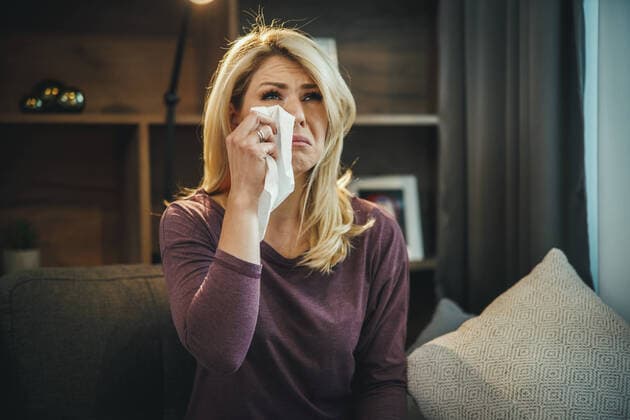IMAGO Creative: Internationaler Frauenmonat, Gesundheit, Frauen in der Menopause Sometimes It s Just So Hard To Be Strong Shot of a an attractive young woman looking depressed and sadness while crying at home. Copyright: xMilanxMarkovicx 38799974