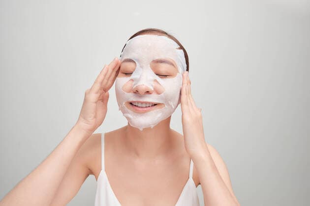 IMAGO Creative: Clickbait, Hautpflege und Kosmetik Happy young Asian woman using cosmetic mask isolated over white background. Happy young Asian woman using cosmetic mask isolated over white background. Copyright: xMARCxTRANx 38811072
