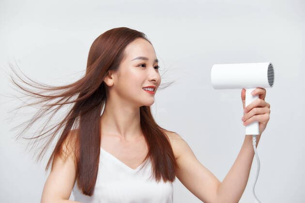 Funny girl drying her freshly washed hair looking in the mirror Funny girl drying her freshly washed hair looking in the mirror Vietnam Vietnam Copyright: xMARCxTRANx 38814014