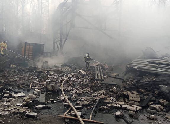 Bilder des Jahres 2021, News 10 Oktober News Themen der Woche KW42 News Bilder des Tages RYAZAN REGION, RUSSIA - OCTOBER 22, 2021: Fighting a fire at the Elastic gunpowder factory in the village of Lesnoye, Shilovsky District. According to preliminary reports, 17 people have been affected, with 7 dead, one hospitalized, and 9 missing. The Press Office of the Ryazan Region Branch of the Russian Emergencies Ministry TASS THIS IMAGE HAS BEEN SUPPLIED BY A THIRD PARTY. EDITORIAL USE ONLY  TS1152AE