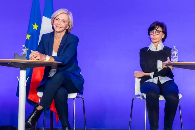 Paris, France October 21, 2021 - Public meeting of Valerie Pecresse candidate to the primary of the political party Les Republicains LR to design the candidate of the right to the French presidential election - Valerie Pecresse, Rachida Dati POLITIQUE, LR, DROITE, PRIMAIRE DE LA DROITE, ELECTION  Copyright: xVincentxIsorex
