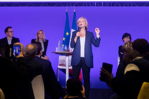 Paris, France October 21, 2021 - Public meeting of Valerie Pecresse candidate to the primary of the political party Les Republicains LR to design the candidate of the right to the French presidential election - Valerie Pecresse POLITIQUE, LR, DROITE, PRIMAIRE DE LA DROITE, ELECTION  Copyright: xVincentxIsorex