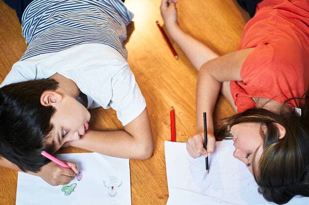 IMAGO Creative: Jahreszeit Winter, Fantasievoll drinnen spielen Boy and his sister drawing having fun at home Valencia, Valencian Community, Spain CR_VFKDPR211004-845725-01 ,model released, Symbolfoto