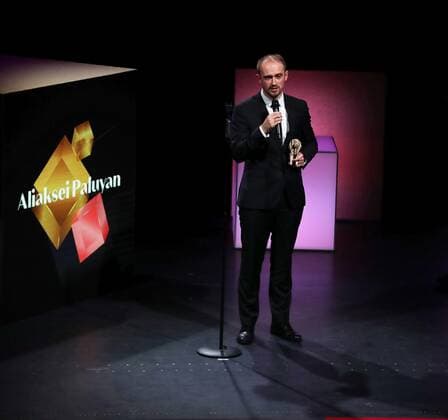 22.10.2021 Offenbach, Capirol 32. Hessischer Film- und Kinopreis Newcomerpreis ging an den Regisseur Aliaksei Paluyan Der Filmemacher Aliaksei Paluyan war mit seiner Kamera dabei, als Hunderttausende in Belarus gegen das System auf die Straße gingen - sein Film Courage dokumentiert das Geschen emspor, DFL regulations prohibit any use of photographs as image sequences and or quasi-video