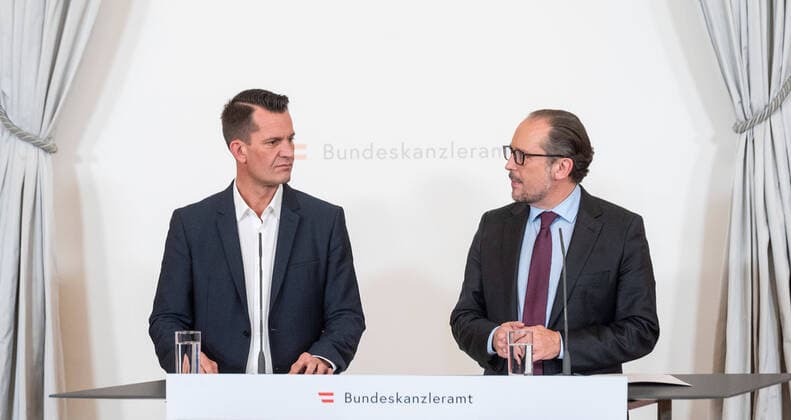 20211022 Press statements concerning the actual Corona Situation and the Corona Measurements VIENNA, AUSTRIA - OCTOBER 22: Minister for social affairs Wolfgang Mueckstein (Green Party) and Federal Chancellor Alexander Schallenberg (OEVP) at press statements concerning the actual Corona Situation and the Corona Measurements at Federal Chancellery on October 22, 2021 in Vienna, Austria. WIEN, OESTERREICH - 22. OKTOBER: Sozialminister Wolfgang Mueckstein (Gruene) und Bundeskanzler Alexander Schallenberg (OEVP) bei Pressestatements nach einer Videokonferenz mit den Landeshauptleuten zur aktuellen Corona-Situation und Massnahmen im Bundeskanzleramt am 22. Oktober 2021 in Wien, Oesterreich. 211022_SEPA_32_037 Copyright: xMartinxJuenx SEPAxMedia