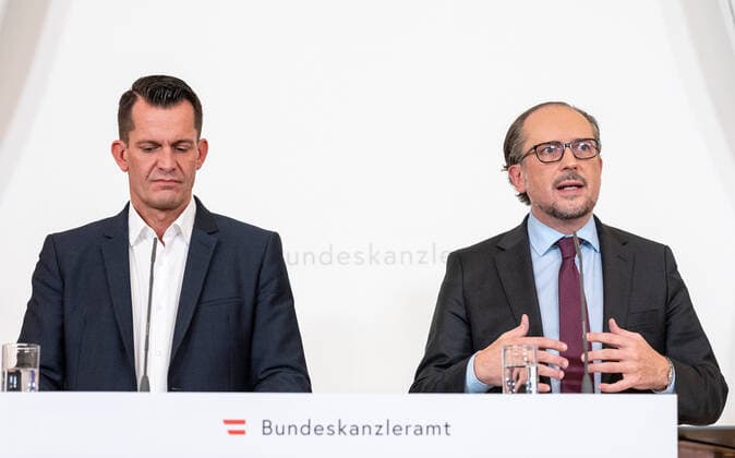 20211022 Press statements concerning the actual Corona Situation and the Corona Measurements VIENNA, AUSTRIA - OCTOBER 22: Minister for social affairs Wolfgang Mueckstein (Green Party) and Federal Chancellor Alexander Schallenberg (OEVP) at press statements concerning the actual Corona Situation and the Corona Measurements at Federal Chancellery on October 22, 2021 in Vienna, Austria. WIEN, OESTERREICH - 22. OKTOBER: Sozialminister Wolfgang Mueckstein (Gruene) und Bundeskanzler Alexander Schallenberg (OEVP) bei Pressestatements nach einer Videokonferenz mit den Landeshauptleuten zur aktuellen Corona-Situation und Massnahmen im Bundeskanzleramt am 22. Oktober 2021 in Wien, Oesterreich. 211022_SEPA_32_038 Copyright: xMartinxJuenx SEPAxMedia