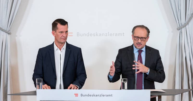 20211022 Press statements concerning the actual Corona Situation and the Corona Measurements VIENNA, AUSTRIA - OCTOBER 22: Minister for social affairs Wolfgang Mueckstein (Green Party) and Federal Chancellor Alexander Schallenberg (OEVP) at press statements concerning the actual Corona Situation and the Corona Measurements at Federal Chancellery on October 22, 2021 in Vienna, Austria. WIEN, OESTERREICH - 22. OKTOBER: Sozialminister Wolfgang Mueckstein (Gruene) und Bundeskanzler Alexander Schallenberg (OEVP) bei Pressestatements nach einer Videokonferenz mit den Landeshauptleuten zur aktuellen Corona-Situation und Massnahmen im Bundeskanzleramt am 22. Oktober 2021 in Wien, Oesterreich. 211022_SEPA_32_039 Copyright: xMartinxJuenx SEPAxMedia