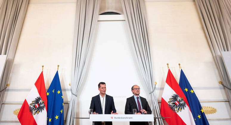 20211022 Press statements concerning the actual Corona Situation and the Corona Measurements VIENNA, AUSTRIA - OCTOBER 22: Minister for social affairs Wolfgang Mueckstein (Green Party) and Federal Chancellor Alexander Schallenberg (OEVP) at press statements concerning the actual Corona Situation and the Corona Measurements at Federal Chancellery on October 22, 2021 in Vienna, Austria. WIEN, OESTERREICH - 22. OKTOBER: Sozialminister Wolfgang Mueckstein (Gruene) und Bundeskanzler Alexander Schallenberg (OEVP) bei Pressestatements nach einer Videokonferenz mit den Landeshauptleuten zur aktuellen Corona-Situation und Massnahmen im Bundeskanzleramt am 22. Oktober 2021 in Wien, Oesterreich. 211022_SEPA_32_049 Copyright: xMartinxJuenx SEPAxMedia