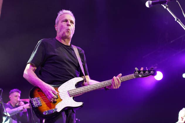 October 22, 2021, Madrid, Spain: Singer David Summers of the music band Hombres G performs live on stage at Wizink Center of Madrid. Madrid Spain - ZUMAs197 20211022_zaa_s197_117 Copyright: xAtilanoxGarciax