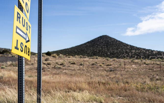 October 22, 2021, Santa Fe, New Mexico, USA: The movie set sign indicating crews where to go, which is near the Bonanza Creek Ranch where an accident involving actor Alec Baldwin took place on Thursday October 21. Producer and actor Baldwin fired the prop gun that killed one crew member and injured another on the set of the movie Rust in New Mexico, the Santa Fe County Sheriff s Office said. The film s director of photography, Halyna Hutchins, 42, was killed, and director Joel Souza, 48, was injured when Baldwin, 63, discharged the stage firearm, the agency said. Santa Fe USA - ZUMAab1_ 20211022_zaf_ab1_003 Copyright: xRobertoxE.xRosalesx