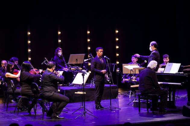 SÃO PAULO, SP - 22.10.2021: MAESTRO JOÃO CARLOS MARTINS - Tenor Jean William and conductor João Carlos Martins together with Camerata Bachiana performing at Teatro Gazeta in São Paulo. x2133485x  ZéxCarlosxBarretta
