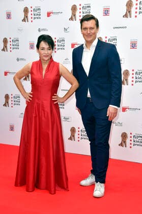 Anke Sevenich mit Begleitung bei der 32. Verleihung des Hessischen Film- und Kinopreises im Capitol Theater. Offenbach, 22.10.2021