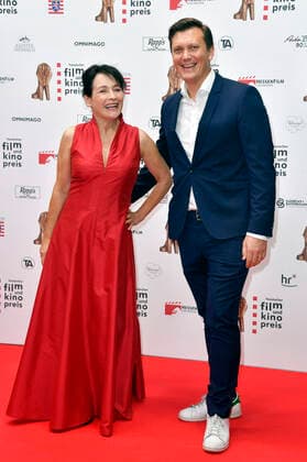 Anke Sevenich mit Begleitung bei der 32. Verleihung des Hessischen Film- und Kinopreises im Capitol Theater. Offenbach, 22.10.2021
