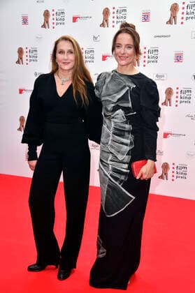 Barbara Philipp und Anne Ratte-Polle bei der 32. Verleihung des Hessischen Film- und Kinopreises im Capitol Theater. Offenbach, 22.10.2021