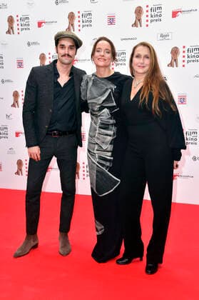 Max Befort, Anne Ratte-Polle und Barbara Philipp bei der 32. Verleihung des Hessischen Film- und Kinopreises im Capitol Theater. Offenbach, 22.10.2021