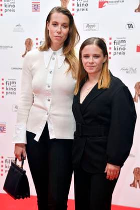 Katharina Zorn und Jasna Fritzi Bauer bei der 32. Verleihung des Hessischen Film- und Kinopreises im Capitol Theater. Offenbach, 22.10.2021
