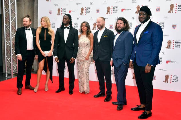 York-Fabian Raabe, Gast, Eugene Boateng, Gast, Eric Golub, Tommy Niessner und Prince Kuhlmann bei der 32. Verleihung des Hessischen Film- und Kinopreises im Capitol Theater. Offenbach, 22.10.2021