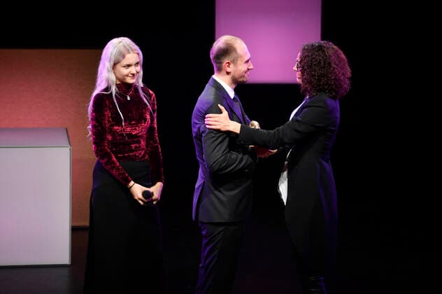 Brenda Lien, Aliaksei Paluyan und Angela Dorn bei der 32. Verleihung des Hessischen Film- und Kinopreises im Capitol Theater. Offenbach, 22.10.2021