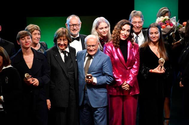 Die Preisträger und Laudatoren bei der 32. Verleihung des Hessischen Film- und Kinopreises im Capitol Theater. Offenbach, 22.10.2021
