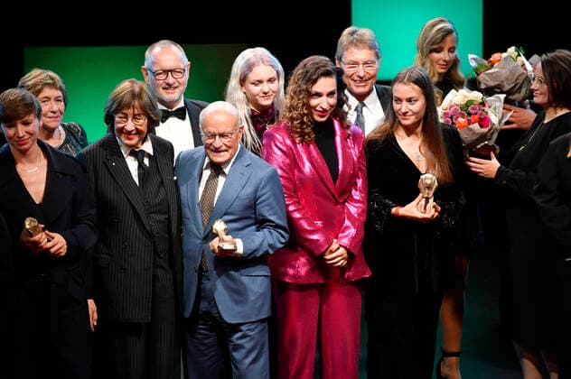 Die Preisträger und Laudatoren bei der 32. Verleihung des Hessischen Film- und Kinopreises im Capitol Theater. Offenbach, 22.10.2021
