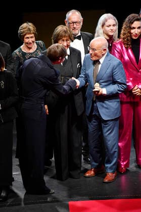 Die Preisträger und Laudatoren bei der 32. Verleihung des Hessischen Film- und Kinopreises im Capitol Theater. Offenbach, 22.10.2021
