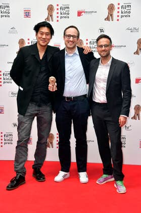 Zuniel Kim, Christian Wittmoser und Jörn Möllenkamp bei der 32. Verleihung des Hessischen Film- und Kinopreises im Capitol Theater. Offenbach, 22.10.2021
