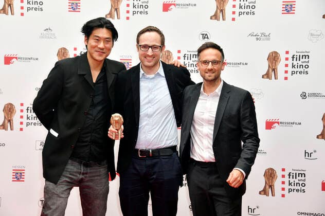 Zuniel Kim, Christian Wittmoser und Jörn Möllenkamp bei der 32. Verleihung des Hessischen Film- und Kinopreises im Capitol Theater. Offenbach, 22.10.2021