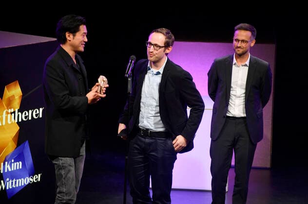 Zuniel Kim, Christian Wittmoser und Jörn Möllenkamp bei der 32. Verleihung des Hessischen Film- und Kinopreises im Capitol Theater. Offenbach, 22.10.2021