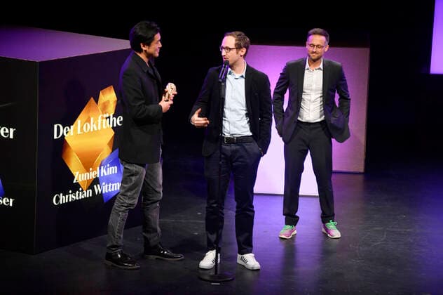 Zuniel Kim, Christian Wittmoser und Jörn Möllenkamp bei der 32. Verleihung des Hessischen Film- und Kinopreises im Capitol Theater. Offenbach, 22.10.2021