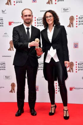 Aliaksei Paluyan und Angela Dorn bei der 32. Verleihung des Hessischen Film- und Kinopreises im Capitol Theater. Offenbach, 22.10.2021