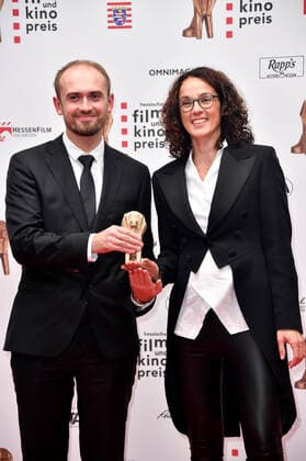 Aliaksei Paluyan und Angela Dorn bei der 32. Verleihung des Hessischen Film- und Kinopreises im Capitol Theater. Offenbach, 22.10.2021