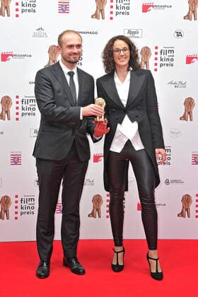 Hessischer Film- und Kinopreis 2021. Regisseur Aljaksei Palujan ( Aliaksei Paluyan ) und Angela Dorn-Rancke ( Bündnis 90 Die Grünen Staatsministerin für Wissenschaft und Kunst Hessen ) anläßlich der Verleihung des 32. Hessischen Film- und Kinopreises am Abend des 22.10.2021im Capitol Offenbach. 20211022MWI14706
