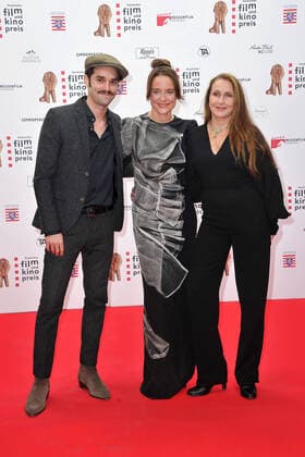 Hessischer Film- und Kinopreis 2021. Schauspieler Max Befort , Schauspielerin Barbara Philipp und Anne Ratte - Polle anläßlich der Verleihung des 32. Hessischen Film- und Kinopreises am Abend des 22.10.2021im Capitol Offenbach. 20211022MWI14553