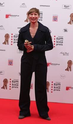 22.10.2021 Offenbach, Capirol 32. Hessischer Film- und Kinopreis für Spielfilm erhielt die Regisseurin Lisa Bierwirth für ihren Film Le Prince strahlend mit dem Preis Regisseurin Lisa Bierwirth emspor, DFL regulations prohibit any use of photographs as image sequences and or quasi-video