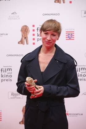 22.10.2021 Offenbach, Capirol 32. Hessischer Film- und Kinopreis für Spielfilm erhielt die Regisseurin Lisa Bierwirth für ihren Film Le Prince strahlend mit dem Preis Regisseurin Lisa Bierwirth emspor, DFL regulations prohibit any use of photographs as image sequences and or quasi-video