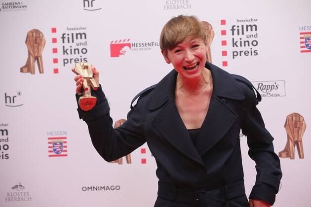 22.10.2021 Offenbach, Capirol 32. Hessischer Film- und Kinopreis für Spielfilm erhielt die Regisseurin Lisa Bierwirth für ihren Film Le Prince strahlend mit dem Preis Regisseurin Lisa Bierwirth emspor, DFL regulations prohibit any use of photographs as image sequences and or quasi-video