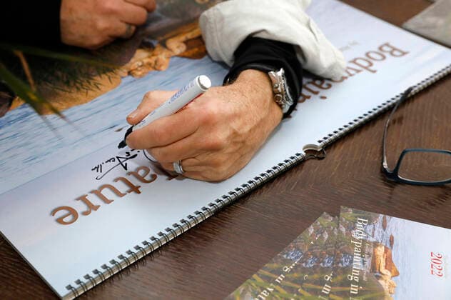 Künstler Jörg Düsterwald signiert seinen Bodypainting-Kalender 2022 im Atleier Düsterwald. Bei den Motiven seines Projekts Nature Art bemalt er seine Bodyart-Fotomodelle so in Naturkulissen, dass sie damit zu einer Symbiose verschmelzen. Mit dem Projekt macht der Künstler auf die sensible, durch den Klimawandel gefährdete Natur und Umwelt aufmerksam. Hameln, 22.10.2021