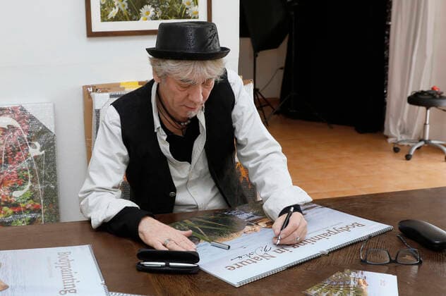 Künstler Jörg Düsterwald signiert seinen Bodypainting-Kalender 2022 im Atleier Düsterwald. Bei den Motiven seines Projekts Nature Art bemalt er seine Bodyart-Fotomodelle so in Naturkulissen, dass sie damit zu einer Symbiose verschmelzen. Mit dem Projekt macht der Künstler auf die sensible, durch den Klimawandel gefährdete Natur und Umwelt aufmerksam. Hameln, 22.10.2021